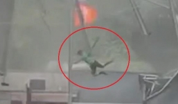 Bám vào mái che, người đàn ông bị cơn lốc thổi bay lên cao 6m