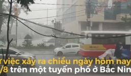 Áo mưa che hết tầm nhìn, cô gái đạp xe tông thẳng vào đuôi ôtô