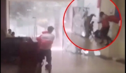 Dông lốc kinh hoàng tại bán đảo Linh Đàm, nguời và xe bị gió thổi bay