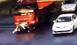 Cô gái thoát chết dưới gầm xe tải nhờ xử lý tình huống cực nhanh