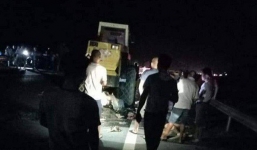 Xe máy tông xe lu đậu bên đường trong đêm, 2 thanh niên thiệt mạng