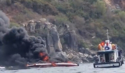 Ca nô du lịch bốc cháy trên vịnh Nha Trang, 2 người bị bỏng nặng