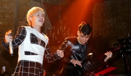 Jack tỏ thái độ lấc cấc, làm lố khi kéo cả dàn vệ sĩ hộ tống đi diễn quán bar