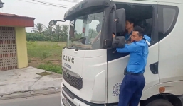 Thanh tra giao thông phải 'đánh đu' gần 3 km vì xe quá tải tháo chạy