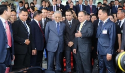 Lái thử xe Vinfast ở tốc độ 100km/h, Thủ tướng Malaysia khen 'xe rất khỏe và đẹp'