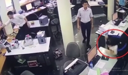 Nữ nhân viên ngân hàng bị tên cướp kề dao sát cổ khi đang chui dưới gầm bàn