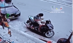 Ngồi nạp thẻ trên xe máy đỗ lề đường, nam thanh niên bị ô tô 'điên' húc bay