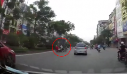 Xe đạp tạt đầu ô tô để sang đường, người đàn ông bị xe máy hất tung