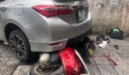 Nữ tài xế đạp nhầm chân ga, 'xế hộp' lao lên vỉa hè khiến 3 người nhập viện