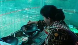 Chủ tịch Quốc hội Nguyễn Thị Kim Ngân tự tay đổ bánh xèo đãi bà con Đồng Tháp