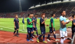 HLV và cầu thủ Thái Lan ngỡ ngàng trước hành động đẹp từ CĐV Việt Nam