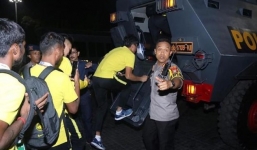 Thắng ngược chủ nhà, cầu thủ Malaysia phải rời 'chảo lửa' Bung Karno bằng xe bọc thép