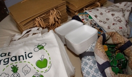 Đám cưới nói không với túi nilon và chai nhựa, chuẩn bị sẵn túi vải để khách gói quà