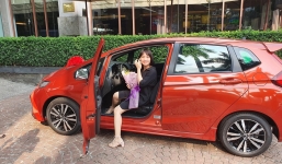 Dành cả thanh xuân gắn bó với công ty, nữ nhân viên được tặng 'xế hộp' nhân dịp sinh nhật