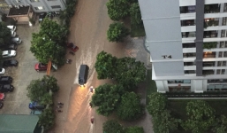 Đường phố Hà Nội bỗng biến thành sông sau trận mưa lúc rạng sáng 