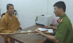 Nhà tu hành cầm gậy đập vỡ kính 'xế hộp' vì tài xế không cho vượt