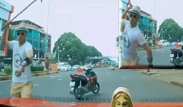 Nhà tu hành cầm gậy đập vỡ kính 'xế hộp' bị tâm thần phân liệt