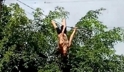 Nghi bị ngáo đá, người phụ nữ leo dây điện 'đi đu đưa đi' ở Đắk Lắk