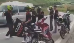 Lại xuất hiện nhóm phượt thủ bật nhạc đứng 'quẩy' giữa quốc lộ gây bức xúc