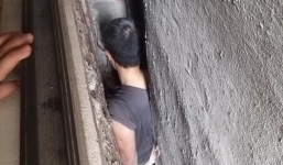 Người đàn ông mắc kẹt một cách khó tin trong khe hở nhỏ giữa 3 căn nhà