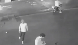 Giật điện thoại còn quay lại dọa dẫm, tên cướp bị anh Tây chọc quê