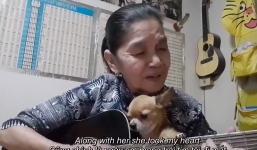 Cụ bà gây 'bão' khi vừa ôm thú cưng vừa đàn hát Rhythm Of The Rain 