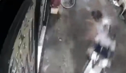 Rùng mình cảnh cô gái bị 2 tên cướp giật túi xách kéo lê xuống đường