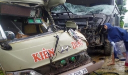 Xe khách biến dạng sau va chạm với ôtô tải, 6 người nguy kịch