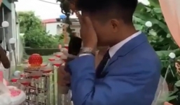 Chú rể nghẹn ngào hát tặng người mẹ đang mang trọng bệnh không thể có mặt chung vui