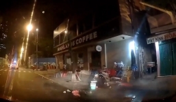 Bị ô tô tông văng lên vỉa hè, thanh niên vứt xe máy bỏ chạy thục mạng