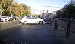 Mải cầm điện thoại nhắn tin, nữ tài xế phá banh 'xế hộp' trong chớp mắt