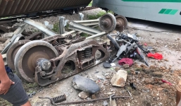 Hiện trường vụ tai nạn tàu hỏa làm 4 toa tàu bị lật, 2 ô tô và xe máy nát bét 