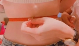 Ngọc Trinh công khai đo vòng eo 55,5 cm, fan chỉ ra sự ăn gian đến 'trắng trợn'