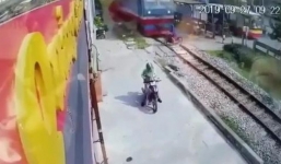Khoảnh khắc nam thanh niên bị tàu hoả tông tử vong khi cố vượt qua đường sắt 