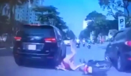 Mẹ địu con chạy xe bất cẩn, suýt mất mạng dưới bánh ô tô ở Hà Nội