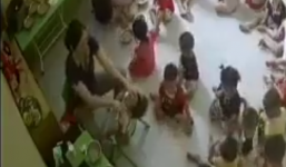 Clip bảo mẫu vật ngửa trẻ, ép ăn liên tục dù bé chưa kịp nuốt gây phẫn nộ