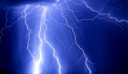 Vật dụng bất ngờ trong túi quần người đàn ông bị sét đánh tử vong