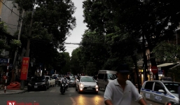 Hà Nội: 3h chiều, trời tối đen như mực, người dân bật đèn xe di chuyển