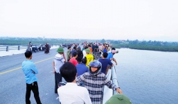 Tìm kiếm người đàn ông để lại túi xách, nghi nhảy cầu tự tử