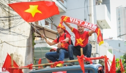 Nóng trước giờ G: Hàng ngàn CĐV diễu hành cổ vũ ĐTQG Việt Nam