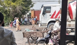 Tránh vũng nước, một phụ nữ ngã ra đường bị xe bồn cán tử vong