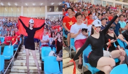 Danh tính hot girl nổi bật trên khán đài trong trận Việt Nam - Malaysia