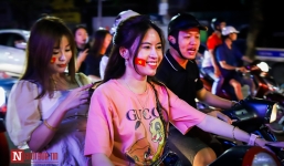 Hàng ngàn CĐV đổ ra đường ăn mừng chiến thắng cùng ĐTQG Việt Nam