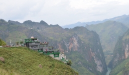 Công trình sai phạm Panorama bất ngờ phủ xanh trên đèo Mã Pì Lèng, địa phương nói phải chờ xử lý