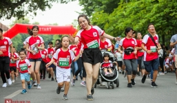 Phố đi bộ Hồ Gươm nhuộm màu đỏ rực nhờ 'Chuyển động cùng Cặp lá yêu thương'