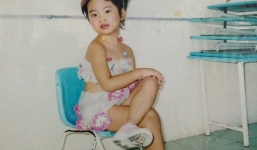 Phương Mỹ Chi mặc điệu đà, tô son môi đỏ, tạo dáng chuyên nghiệp từ thuở nhỏ