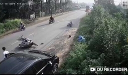 Gặp nạn do người khác mở cửa ô tô bất cẩn, 2 thanh niên suýt bị xe tải cán trúng