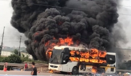 Xe giường nằm đang đi bốc cháy dữ dội, hành khánh hoảng hốt chạy thoát thân