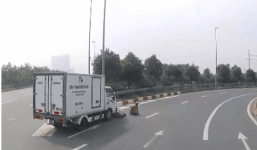 Bị xe tải tông mạnh lúc ôm cua, nam thanh niên thoát chết nhờ chiếc xe máy
