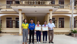 Khen thưởng 2 học sinh lớp 9 trả lại tiền cho người đánh rơi